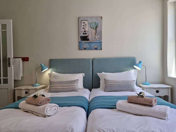 Chumba cha kulala cha wageni kilicho na vitanda viwili vya mtu mmoja
