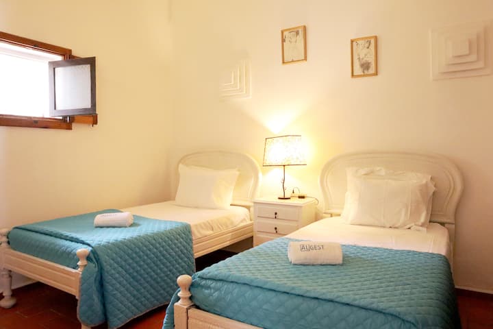 Quarto com duas camas de solteiro, lençóis e toalhas incluídas / Schlafzimmer mit zwei Einzelbetten, Bettwäsche und Handtücher inklusive