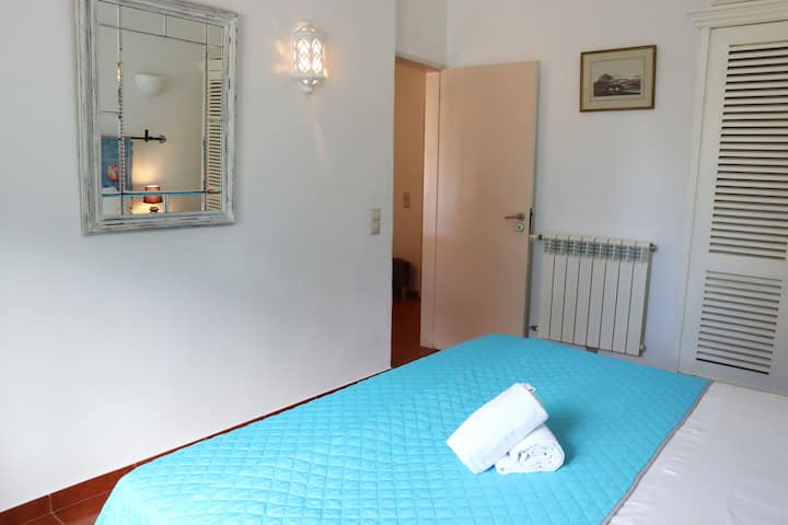 Quarto com cama de casal com aquecedor, lençóis e toalhas incluídas / Schlafzimmer mit Doppelbett und Heizung, Bettwäsche und Handtücher inklusive