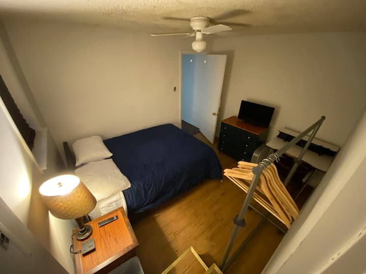 Chumba cha kulala ni kizuri na kina dawati na muunganisho wa ethernet ya waya.