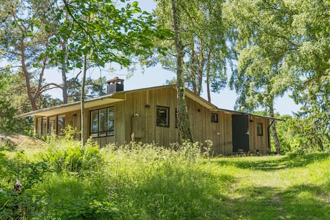 Private idyllic seaside cabin w/ guest house