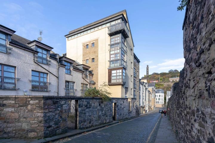 Next to the Palace and Royal Mile with parking