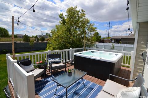 Amazing 3 BR/2 Bath home with PRIVATE HOT TUB!!!