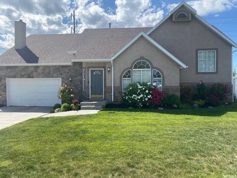 Spacious 5 BR/3 bath Home- Private HOT TUB!