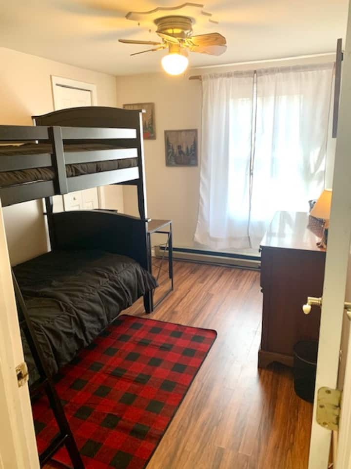 1. spavaća soba - bračni kreveti na kat. Lijepo uređen kako bi djeca mogla uživati. 