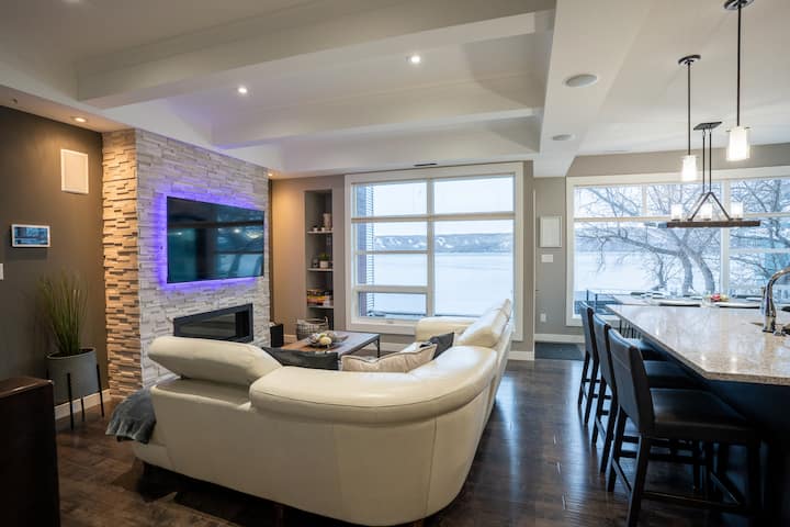 Luxurious Modern Waterfront Cottage/ice Fishing - Saskatchewan
