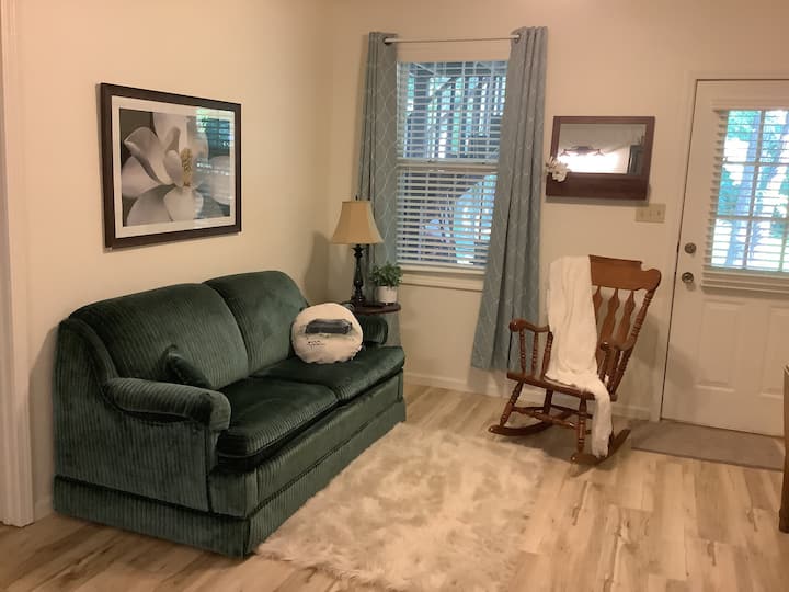 Two bed, comfy, clean fully furnished apartment Guesthouses for Rent