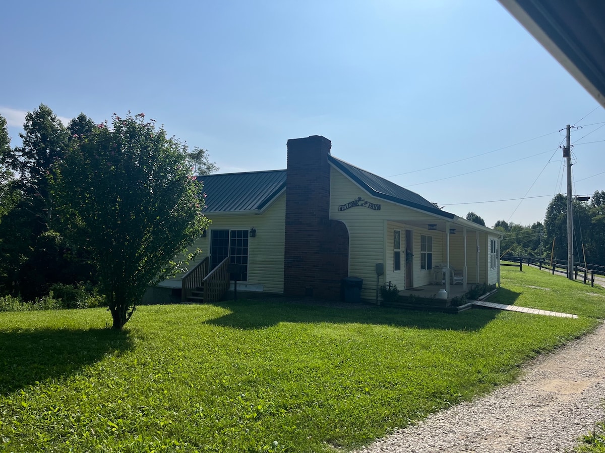 RRG Appalachian Rose Farm w/ Hot Tub Houses for Rent in Pine Ridge