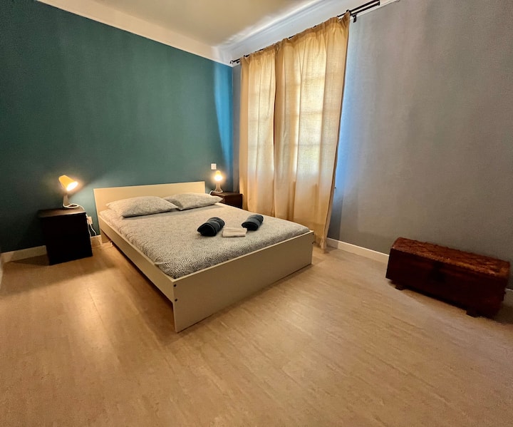 Chumba cha kulala cha 3 na kitanda cha watu wawili sentimita 140