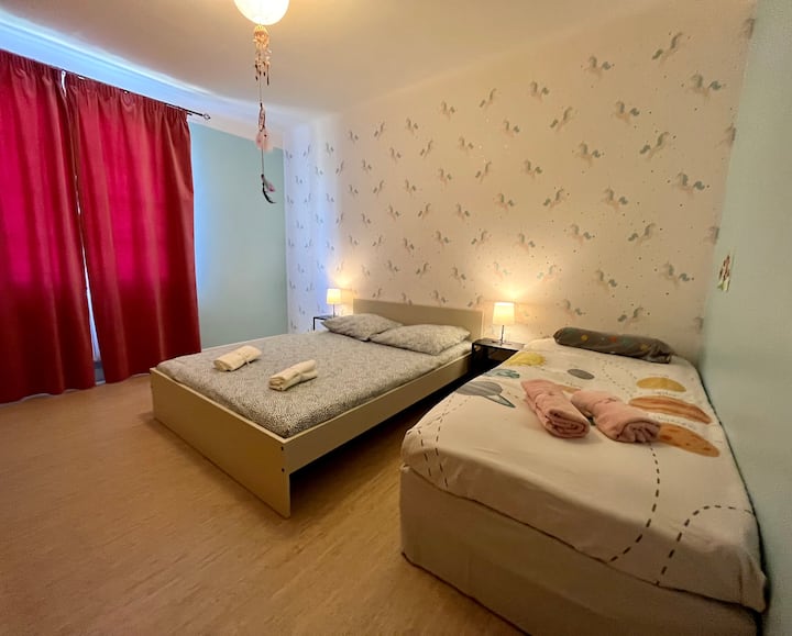 Chumba cha 2 cha kulala kilicho na kitanda chenye urefu wa sentimita 140 na kitanda kimoja