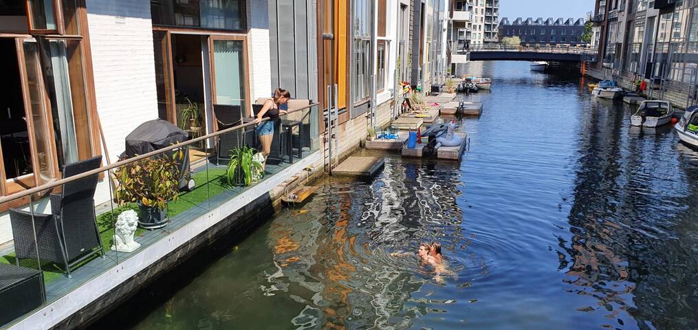 Luxurious apartment by the canal. Free parking!