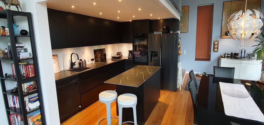 Luxurious apartment by the canal. Free parking! gallery image 5