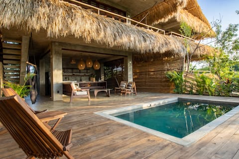 Designer villa - drifting within ocean and forest