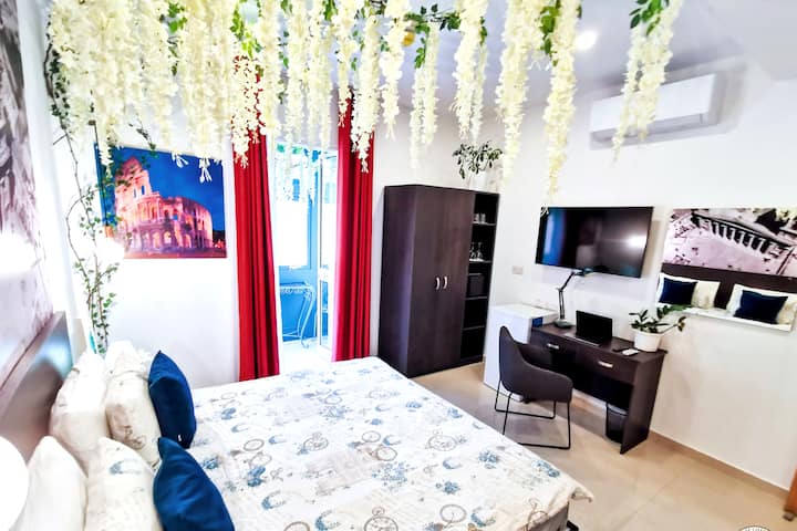 Italija | privatna kupaonica | malteški balkon | prostor za rad s televizorom | mini-hladnjak