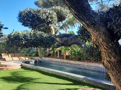 Contemporary villa heated pool prox beach