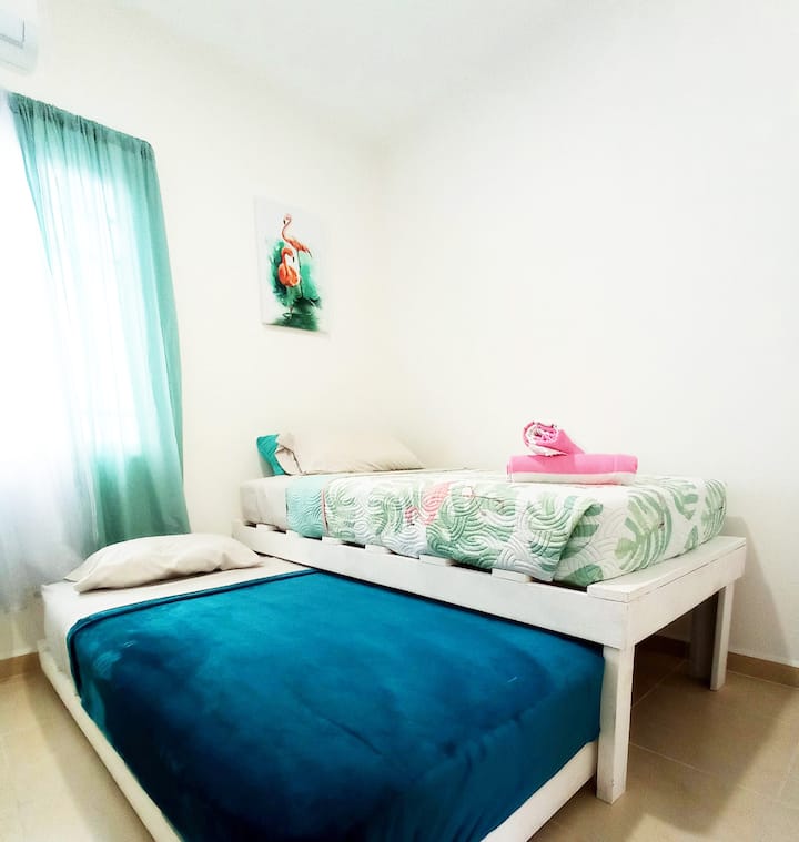 O terceiro quarto com duas camas de solteiro e ar condicionado

O terceiro quarto com duas camas de solteiro e ar condicionado