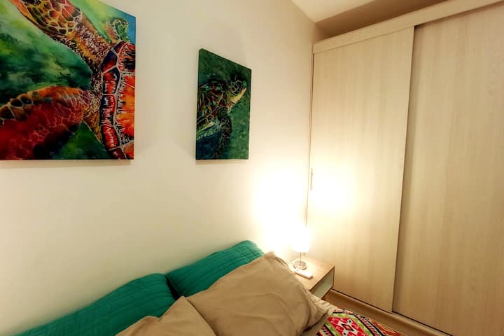Quarto confortável com cama queen, cortinas blackout e bela iluminação, aquecido