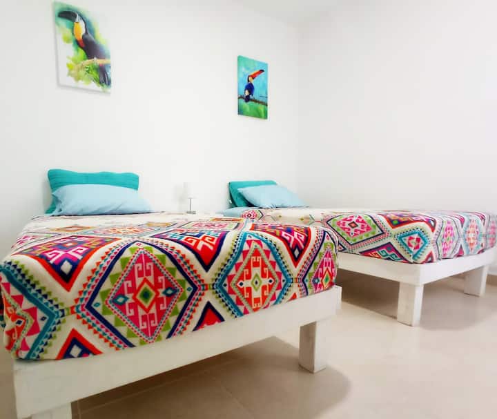 O segundo quarto com armário espaçoso e ar condicionado

O segundo quarto com armário espaçoso e ar condicionado