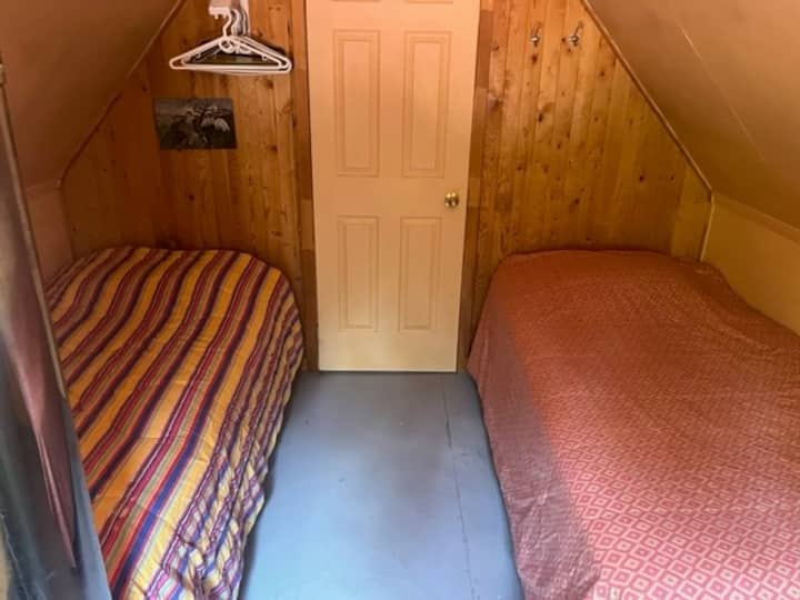 带2张单人床的小房间