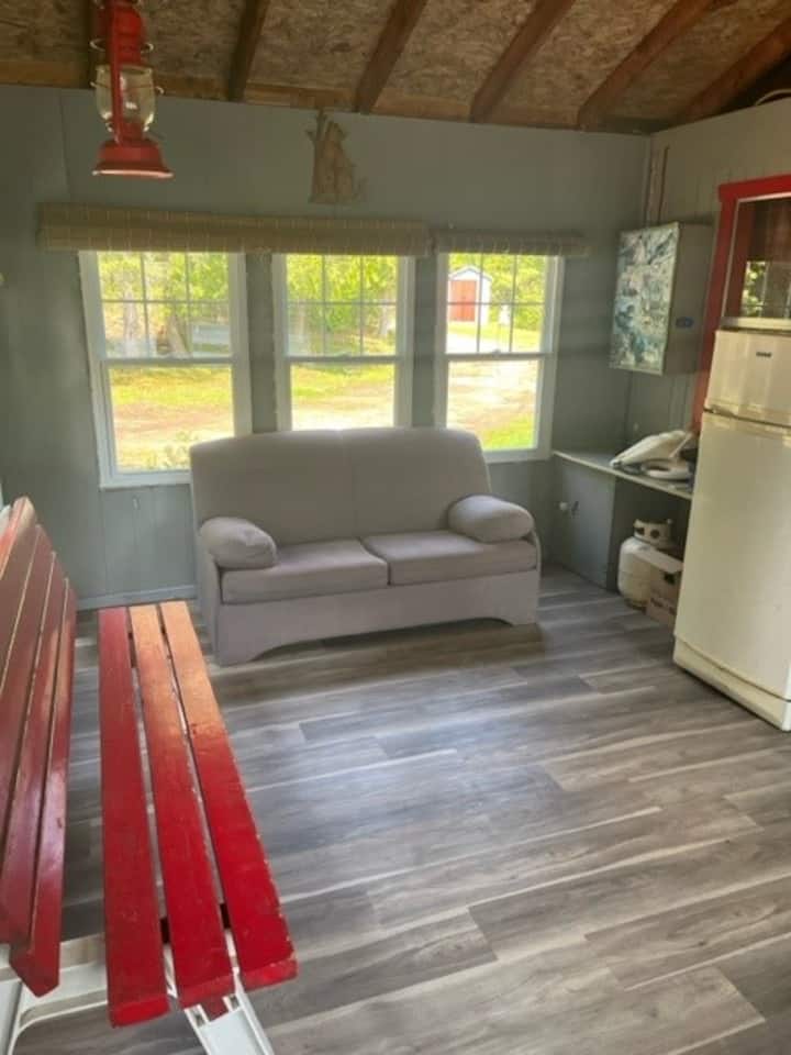 后面有玻璃客厅，配有沙发床