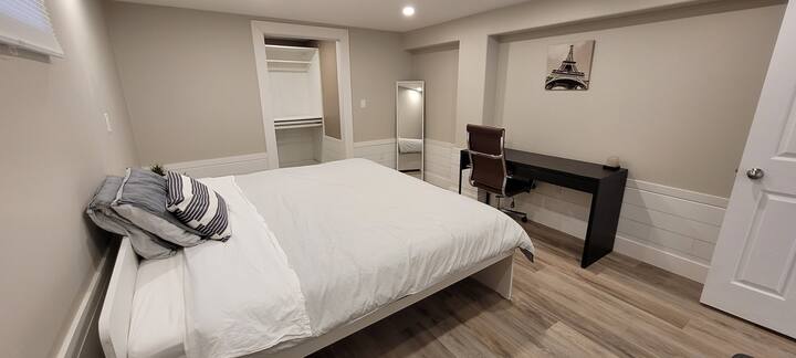 Cama tamaño king y escritorio