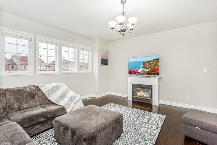 Luxurious Spacious Dream Home With Parking! - Aurora