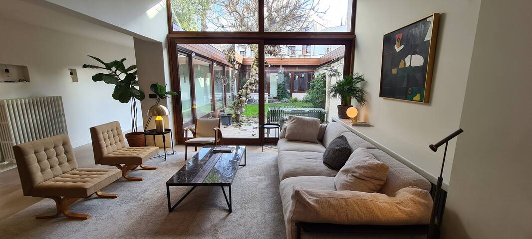 Big modern 5-bedroom townhouse with sunny garden. gallery image 2