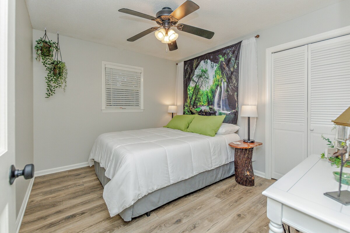 Manželská posteľ Queen, vodopádová tapiséria, ručne vyrábané stoly s kufrom.