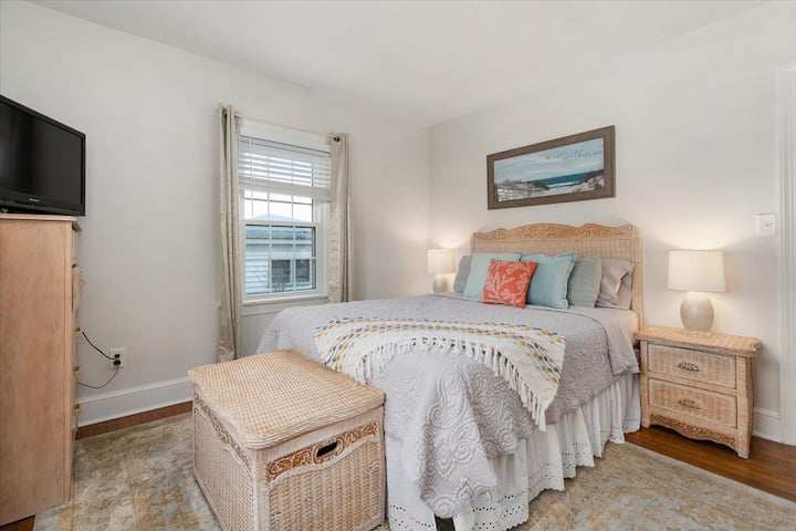 ห้องนอน #1 อยู่ชั้น 1 พร้อมเตียงควีนไซส์