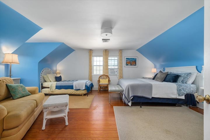 ห้องนอนที่ 3 ขนาดใหญ่บนชั้น 2 พร้อมเตียงคิงไซส์ นอกจากนี้เตียงนอนยังมีพื้นที่นอนสำหรับ 2 ท่าน คุณมีเครื่องปรับอากาศของคุณเองเพื่อความสะดวกสบายสูงสุดหรือการงีบหลับสำหรับทารก