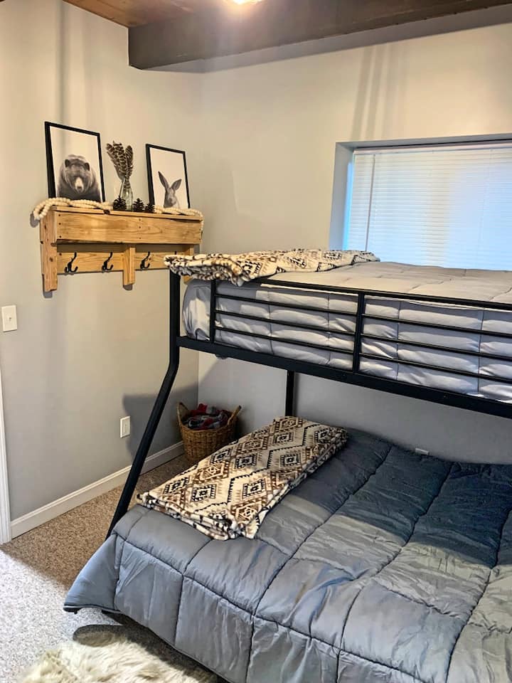 ห้องนอน 3 เตียงเดี่ยวบนเตียงสองชั้นเต็มรูปแบบ