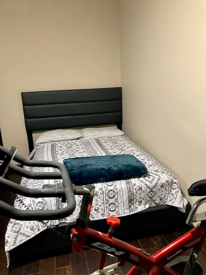 เตียงในห้องนอนที่ 3 มีจักรยานให้คุณออกกำลังกาย