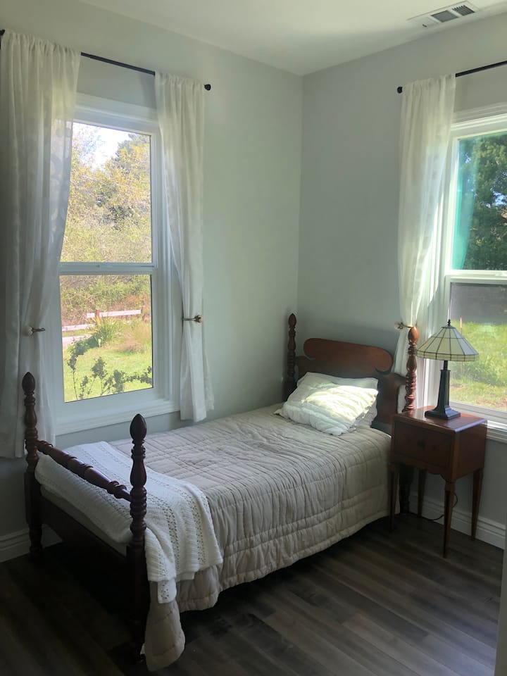 غرفة نوم أمامية بسرير مزدوج.