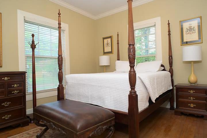 Chumba cha kulala cha Malkia cha pili kilicho na kabati la kutosha na nafasi ya kabati la nguo.