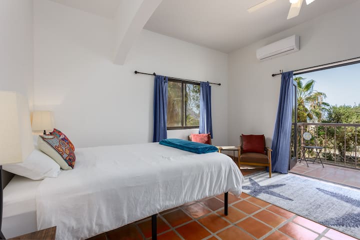 למטה חדר שינה מס '1. בחדר השינה הזה יש מרפסת יפה.