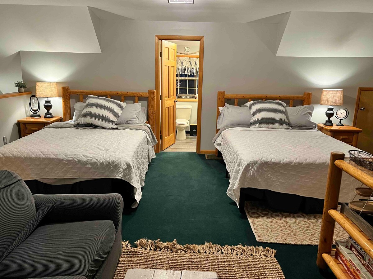 二楼卧室2张双人床和拉出式沙发