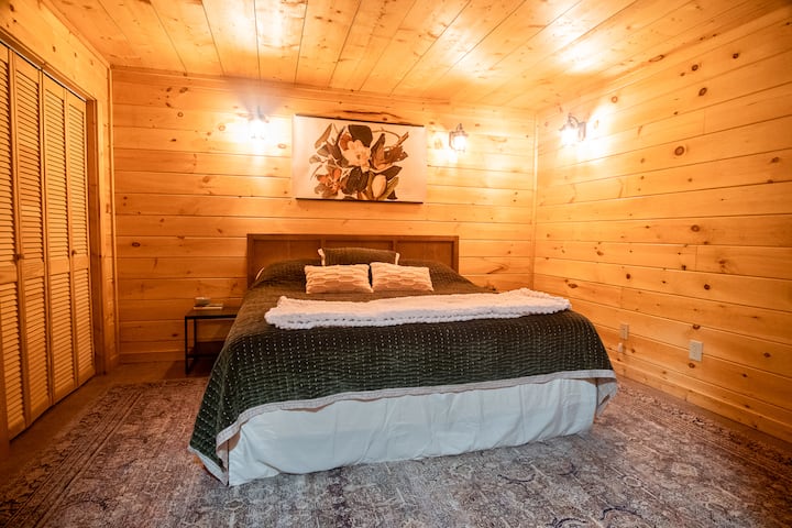 La chambre Evergreen au sous-sol dispose d'un lit King Size.
