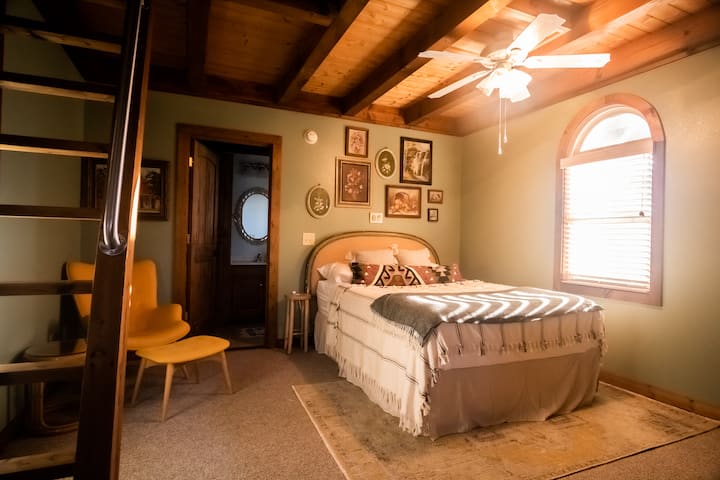 L'échelle de la chambre de l'écrivain vers le loft est visible à gauche.