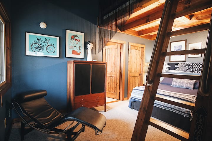 La chambre de minuit est de bonne humeur et sombre. Lit queen size, salle de bain attenante complète, beaucoup d'espace dans le placard, et dirigez-vous vers l'échelle et à travers le rideau bordé jusqu'au loft rempli de curiosité connu sous le nom de Weirdling Tower où un autre lit queen vous attend.