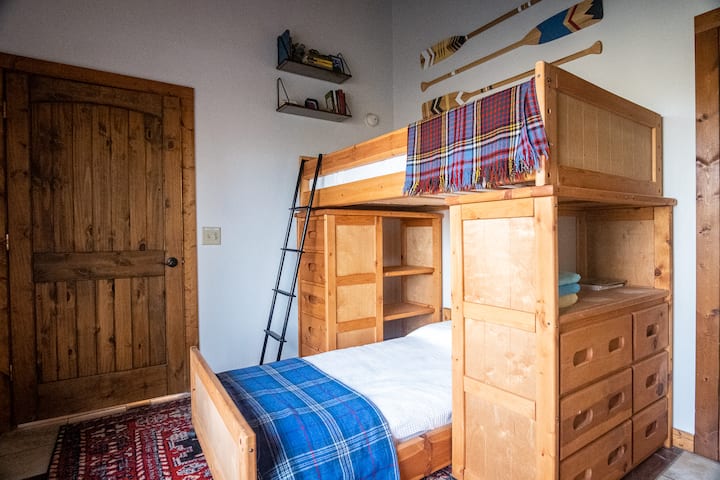 La chambre avec lits superposés dispose de livres et de jeux qui sont parfaits pour les enfants.  