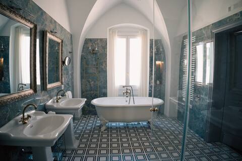 Top performing Airbnb: Duchess Suite in Historical Centre + Parking in Polignano A Mare