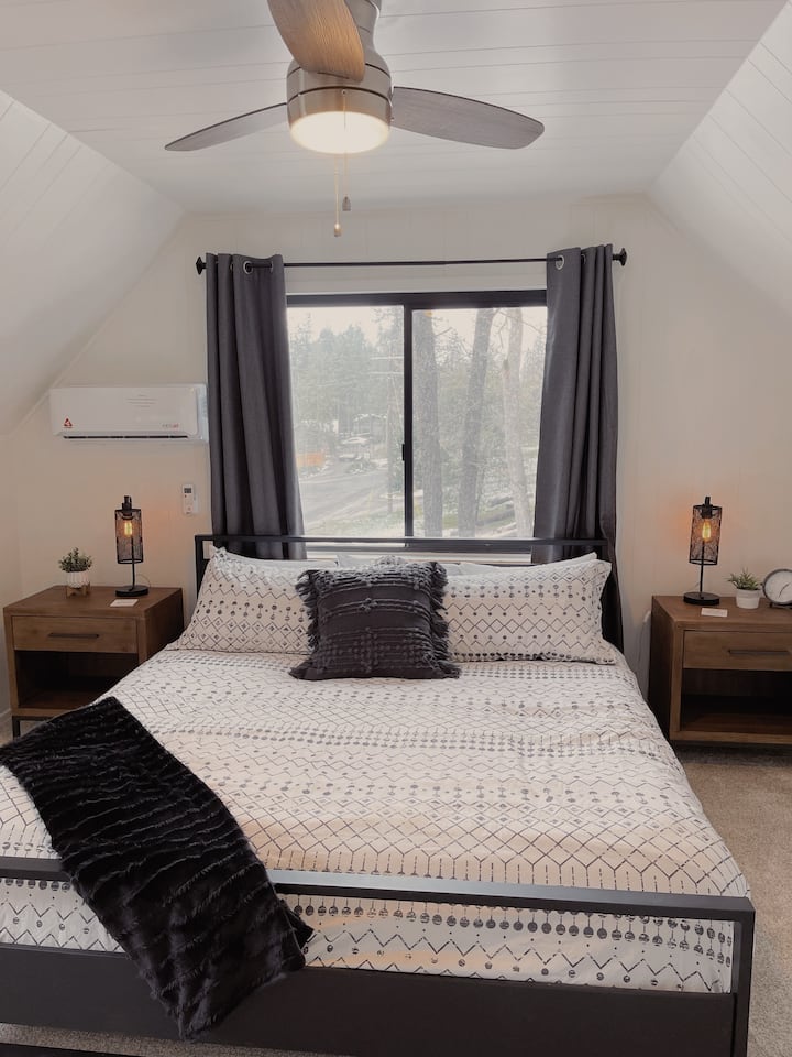 Dormitorio 2: ¡cama tamaño king y espacio de trabajo en una habitación grande con cortinas opacas! ¡Cama doble en un lindo cubículo!