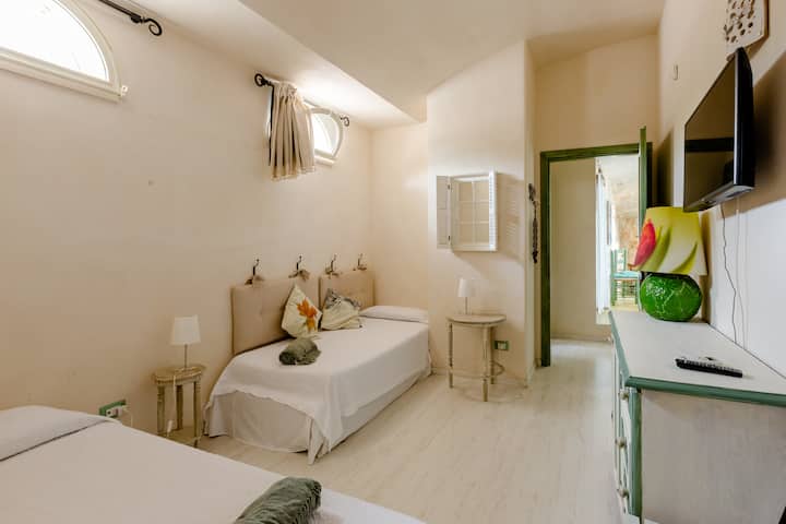 Dvokrevetna soba s ormarom