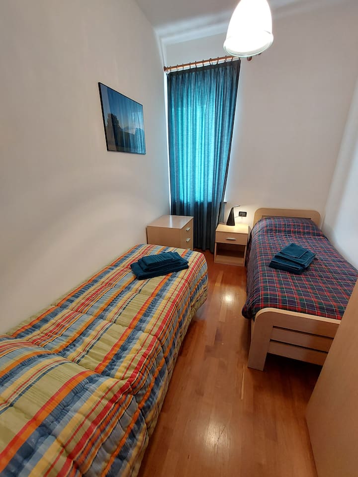 Втората спална соба со два единечни кревета