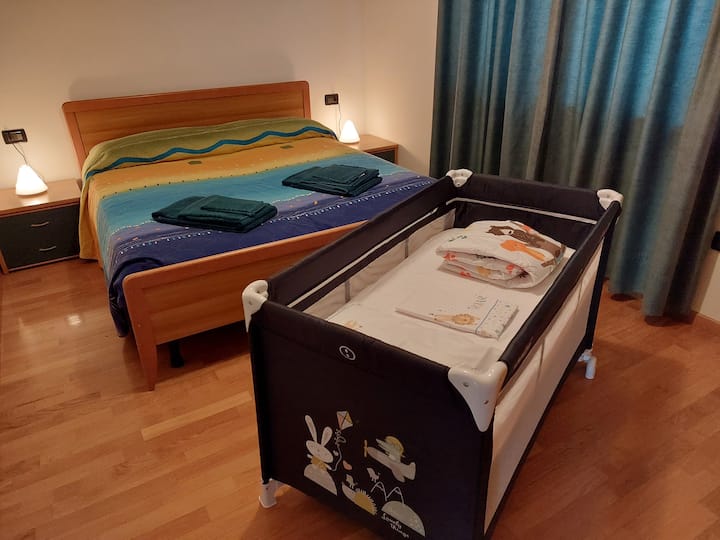 Пространата спална соба со брачен кревет (широк 125 - 149 см)