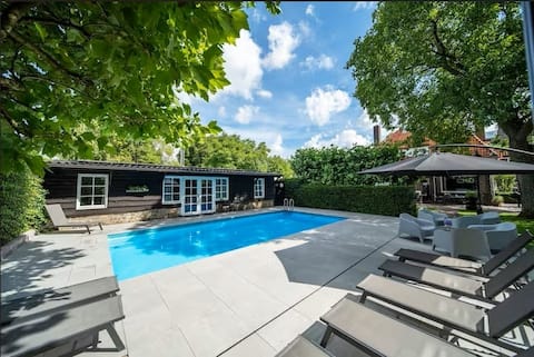 Hush Poolhouse 1 is a luxurious 2-person room