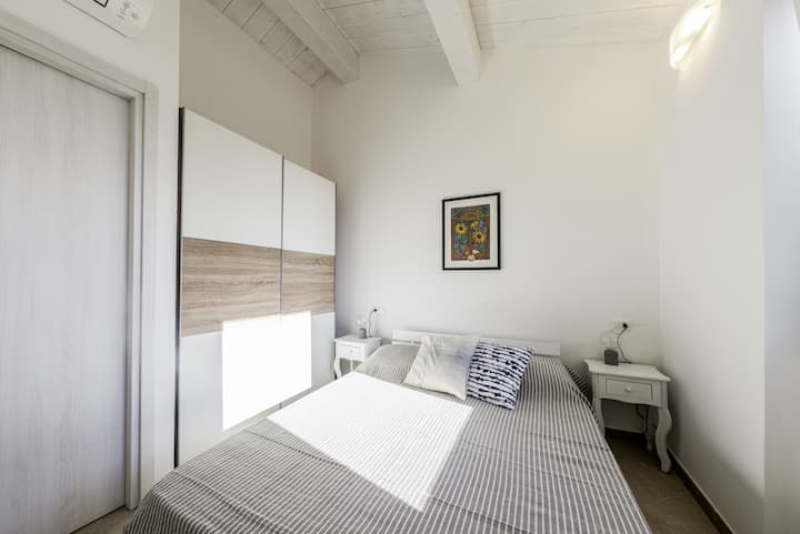 Бяла стая с двойно легло и ярък смарттелевизор