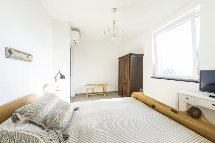 Стая със блус с оригинални нощни шкафчета, ръчно изработено легло и смарт телевизор