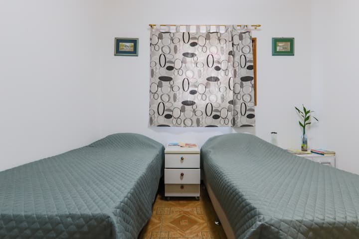 Dječja soba -

 3 kreveta.
 Razne knjige za djecu