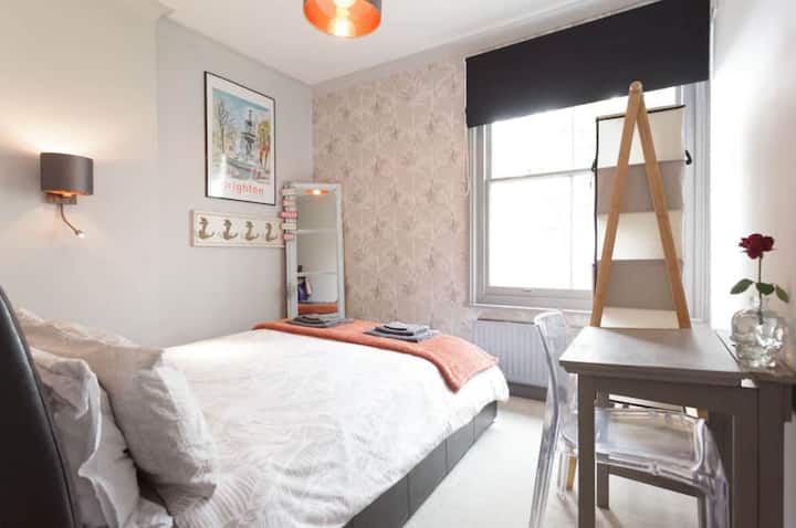 Საძინებელი 1, რომელიც მდებარეობს შენობის უკანა მხარეს, პირველ სართულზე, საოჯახო სააბაზანოს გვერდით 